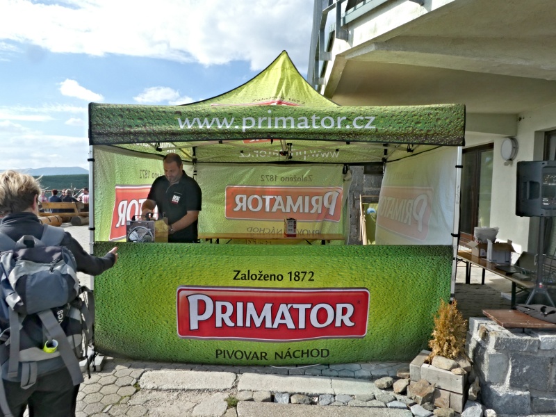 ...u restaurace na Friesových Boudách vyrostl stánek s konkurenčním pivem PRIMÁTOR toho času zdarma..