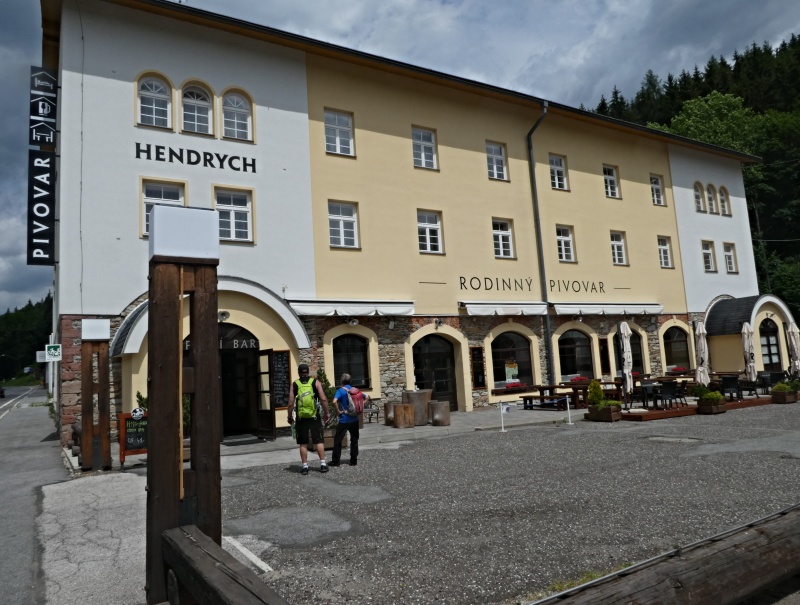 ..3.pivovar HENDRYCH patřil pouze druhé polovině účastníků pochodu...
