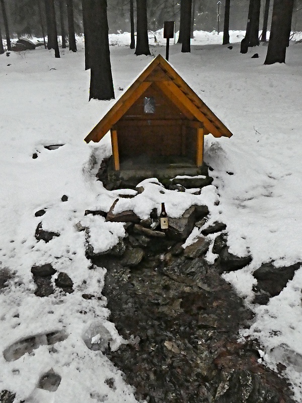 01...JAKÝ ZÁZRAK...ZE STUDÁNKY FRANTINA VYPADÁVAL JEDEN KONRÁD ZA DRUHÝM...