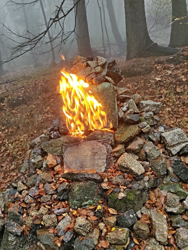 004...I KÁMEN HOŘÍ KDYŽ JE POTŘEBA ABY USCHNUL...