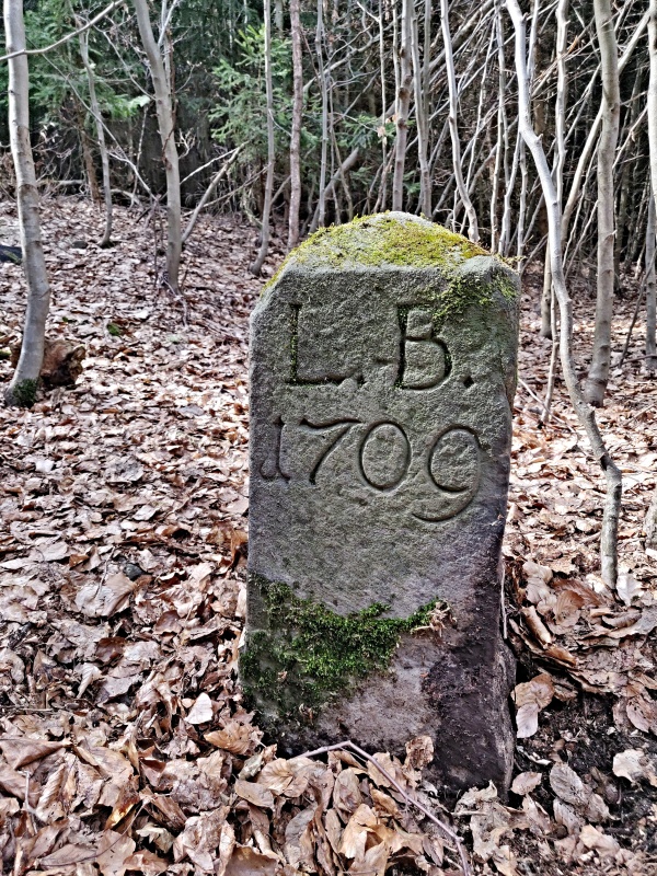 16.....více než 300 let staré hraniční kameny mezi panstvím Lemberk a Grabštejn ....